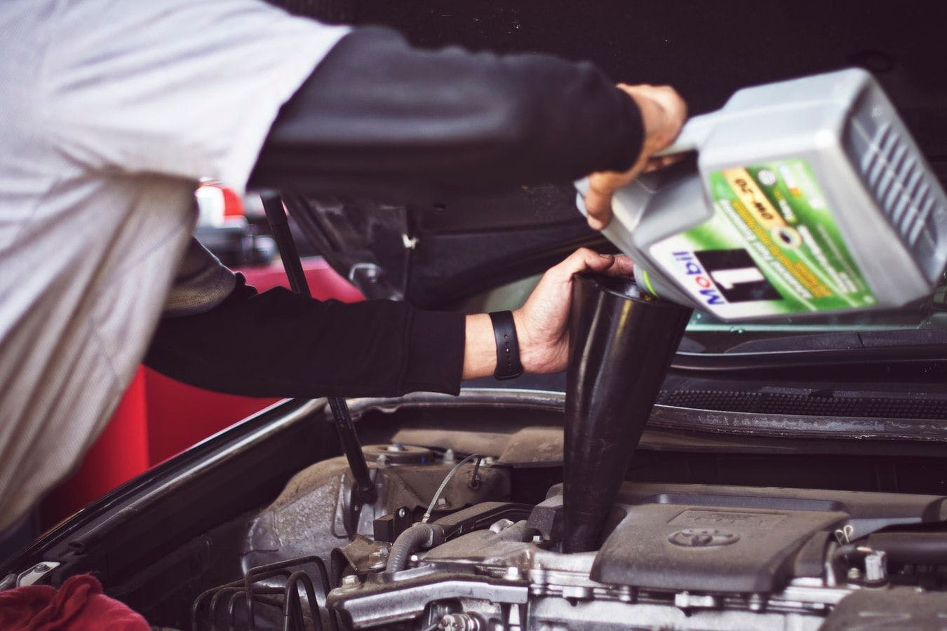5 Reasons Why Your Car Is Losing Oil: (and How to Fix it)